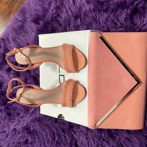 Heel & clutch set. Peachy/Salmon Pink color. Shoe Sz 7